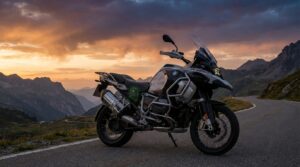 Motorrad auf Bergstraße bei Sonnenuntergang mit GPS Tracker – GPS Tracker Motorrad